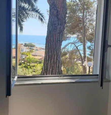 Elvira Hollywood Belvedere Marittimo